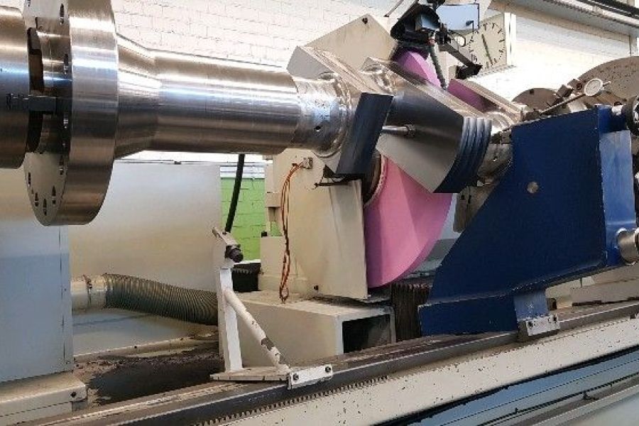 REX 6000 RS our large crankshaft grinder available CNC or semi-automatic PLC version.